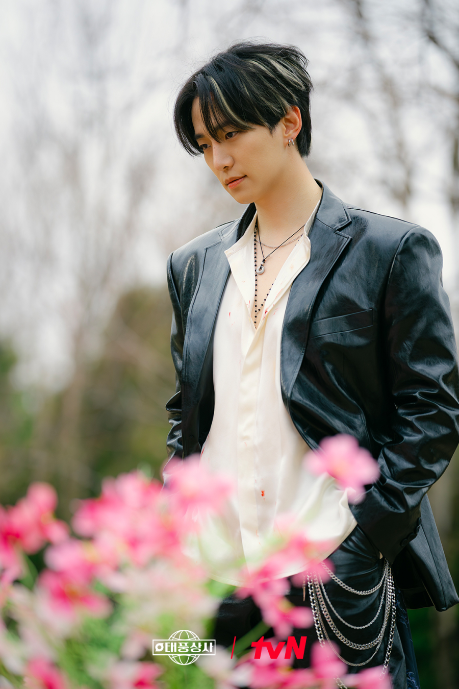 Lee Jun Ho and Kim Min Ha Flaunt Retro Fashion in Typhoon Family