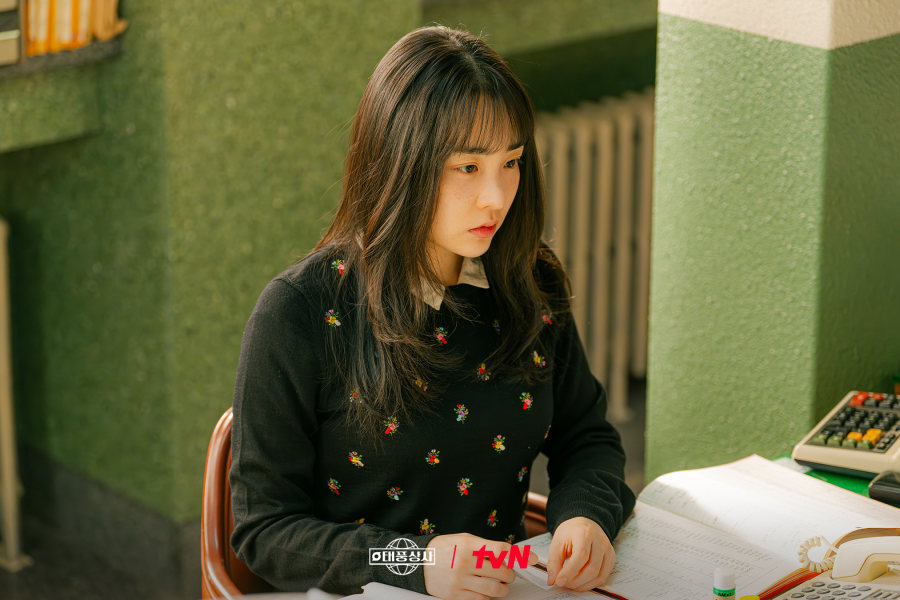 Lee Jun Ho and Kim Min Ha Flaunt Retro Fashion in Typhoon Family